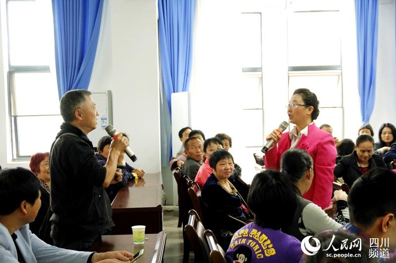 參加學(xué)習(xí)的家長(zhǎng)（左）在課堂上向?qū)＜覍で蠼逃⒆拥姆椒ā?jpg