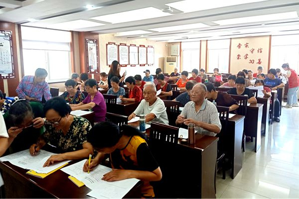 舉行2021年靈巖社區(qū)春季老年電大休學典禮 (2).jpg