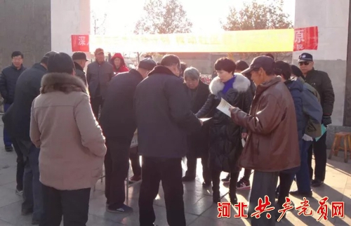 1511489094873754.jpg 分發(fā)宣傳資料.jpg