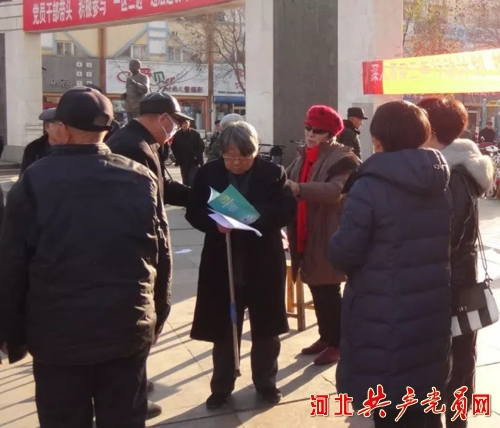 1511489114432352.jpg 群眾認(rèn)真閱讀《河北省終身教育促進(jìn)條例》.jpg