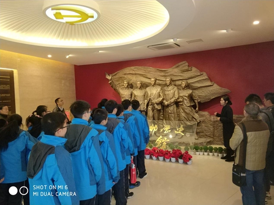 1513839513395144.jpg 講解員為大家介紹成都五大英雄人物.jpg