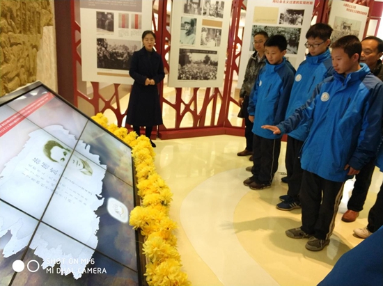 1513839528406103.jpg 學生代表為革命英雄獻花.jpg