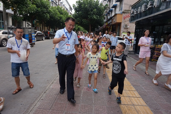 何東耀書記帶領(lǐng)社區(qū)工作人員、大學(xué)生和小朋友志愿者走上街頭.jpg