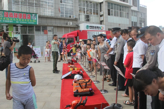 圖2：讓社區(qū)居民認(rèn)識消防用具.jpg