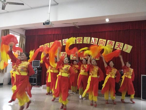 熱烈喜慶的長(zhǎng)扇舞《西部放歌》.jpg