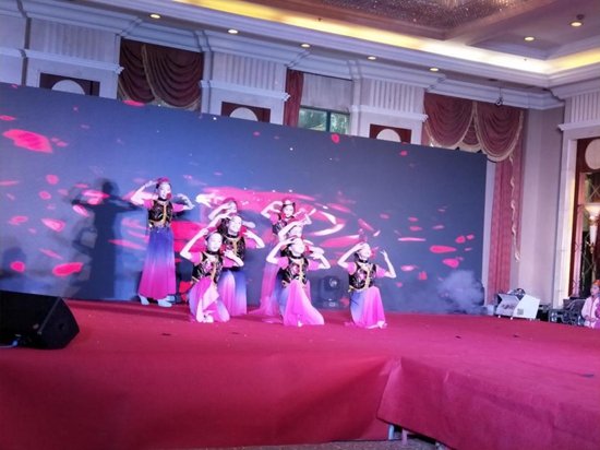 社區(qū)舞蹈學(xué)習(xí)型團(tuán)隊(duì)帶來的《送你一支玫瑰花》.jpg