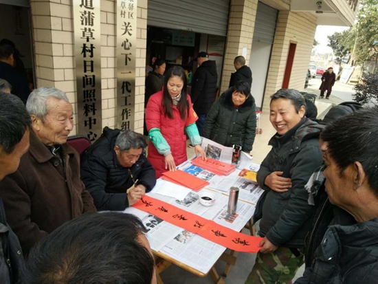 社區(qū)能人寫春聯(lián)，送祝福.jpg
