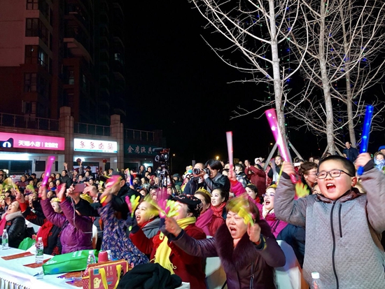 1517822982136327.jpg 現(xiàn)場觀眾熱情高漲.jpg