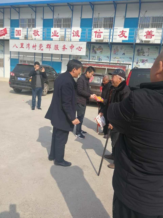 圖為鄭州經(jīng)開區(qū)九龍辦事處領(lǐng)導(dǎo)袁亮正為老人送慰問品.jpg