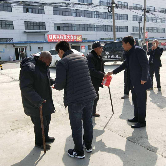 圖為鄭州經(jīng)開區(qū)九龍辦事處八里灣社區(qū)慰問老人.jpg