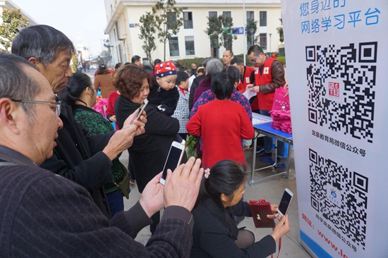 社區(qū)居民關(guān)注“龍泉教育”、“ 尚學(xué)龍泉”微信公眾號(hào).jpg