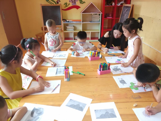 老師指導(dǎo)孩子們繪畫.jpg
