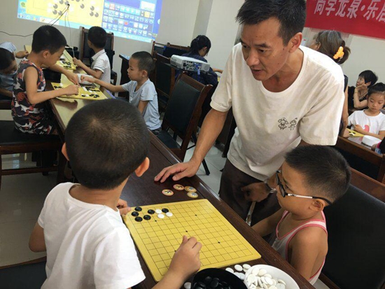 余老師指導(dǎo)孩子們操作棋盤.jpg