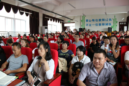 1536821037832035.png 認(rèn)真聽課的家長(zhǎng)_副本.png