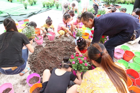 1536823226502118.jpg 孩子們認(rèn)真種植_副本.jpg