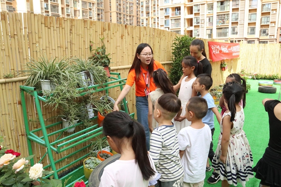 1536823236241757.jpg 社區(qū)教育志愿者講解花草及環(huán)境保護(hù)知識(shí)_副本.jpg