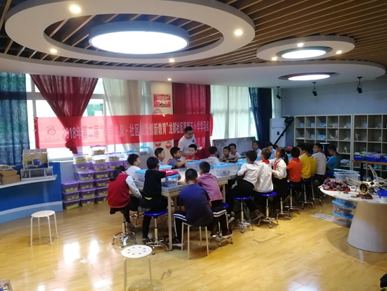 龍泉五小機(jī)器人課程現(xiàn)場(chǎng)_副本.jpg