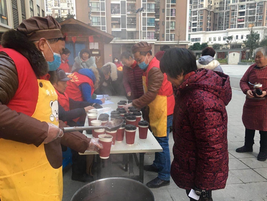 開始派發(fā)愛心粥.jpg