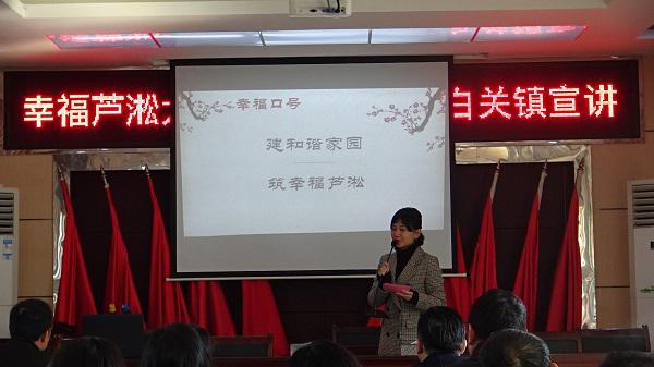 主持老師黎娜帶領(lǐng)居民呼幸?？谔?jpg