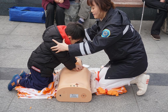 小朋友學(xué)習(xí)心肺復(fù)蘇急救方法.jpg