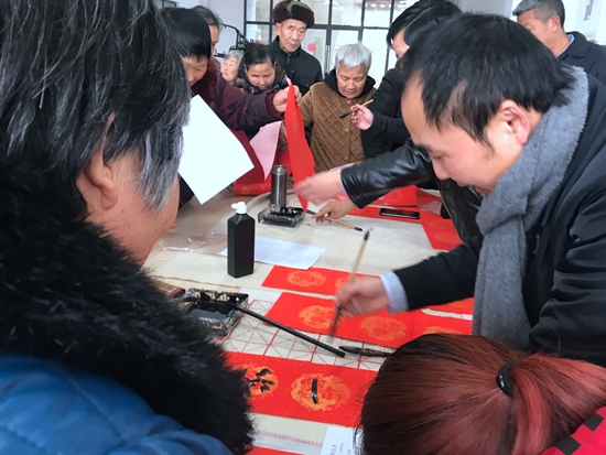書法學(xué)習(xí)型團(tuán)隊(duì)送春聯(lián).jpg