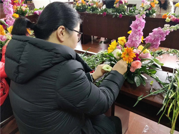 米蘭社區(qū)：“以花為鄰，香滿米蘭”插花培訓(xùn).JPG