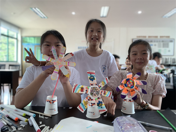 1626671432441978.jpg “青春一夏 扇動(dòng)未來(lái)”青少年手工自制風(fēng)扇活動(dòng)走進(jìn)北侖區(qū)春曉成校昆亭社區(qū)假日學(xué)校 (2).jpg