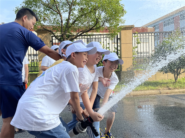 用“感恩”的心迎接“八一”，春曉成校春曉湖工業(yè)社區(qū)假日學(xué)校走進(jìn)春曉消防救援站(2).jpg