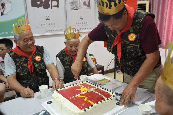 北侖區(qū)春曉三山村：“銀發(fā)”牽手“紅領(lǐng)巾” 生日會中憶青春(3).jpg