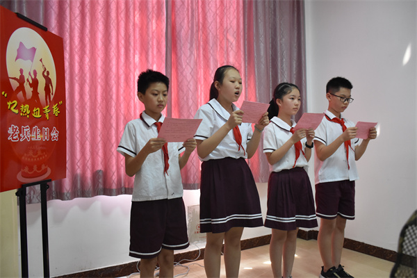 北侖區(qū)春曉三山村：“銀發(fā)”牽手“紅領(lǐng)巾” 生日會中憶青春(2).jpg