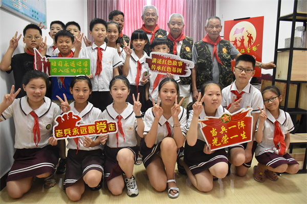 北侖區(qū)春曉三山村：“銀發(fā)”牽手“紅領(lǐng)巾” 生日會中憶青春(4).jpg