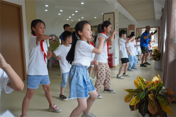 紅領(lǐng)巾助力奧運(yùn)夢 共競技感受國球魅力(2).png