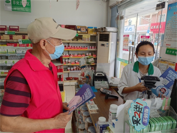 深入沿街商鋪宣傳 當(dāng)好防疫“宣傳員”.jpg