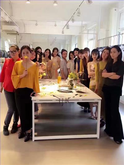 陸家嘴街道樓宇課堂首次參與“2016秋季流行色狂歡派對”2.jpg