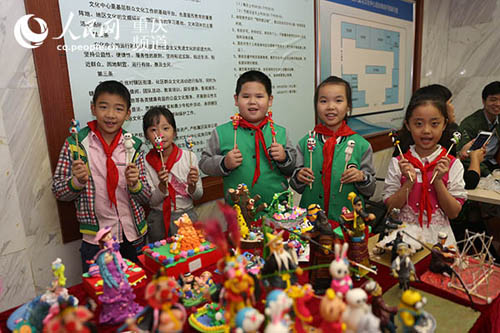 人民路小學(xué)學(xué)生泥塑特色課程展示.JPG