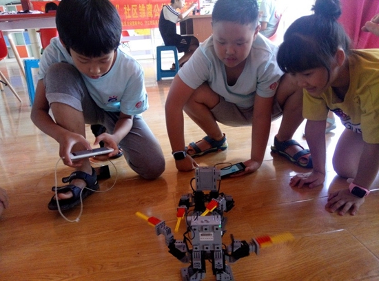 孩子們操作機(jī)器人，樂(lè)趣無(wú)窮.jpg