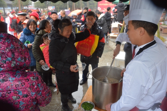 向群眾發(fā)放臘八粥.jpg
