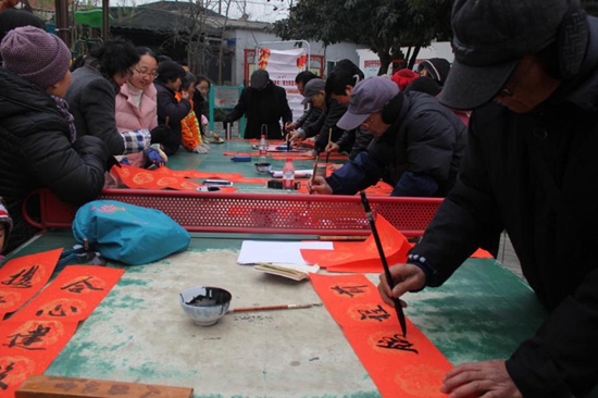 社區(qū)能人為大家寫春聯(lián)送祝福.jpg