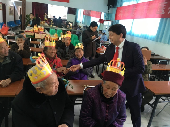 1519955627323973.jpg 老人積極參加猜謎語(yǔ)活動(dòng).jpg