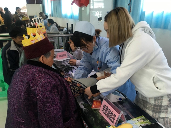 1519955723969053.jpg 志愿者為老人測(cè)血壓測(cè)血糖.jpg