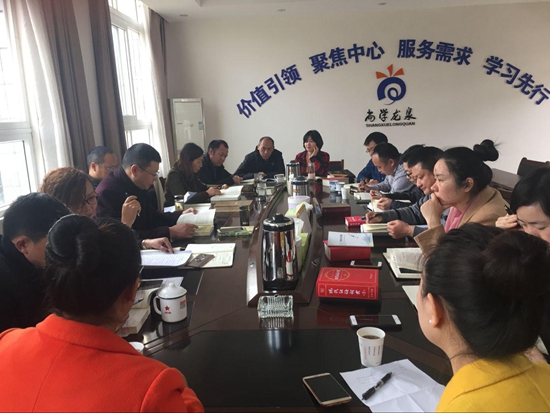 1520237557716252.jpg 中心工會(huì)主席領(lǐng)學(xué)《第五項(xiàng)修煉》.jpg