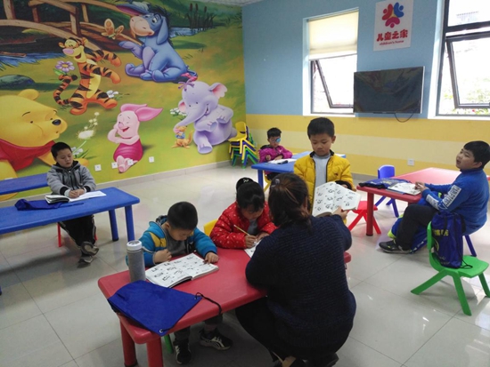 1521192133482348.jpg 老師親自指導(dǎo)圍棋知識(shí).jpg