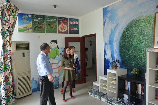 1522835366833015.jpg 參觀新市民活動(dòng)中心圖書(shū)閱覽室.jpg