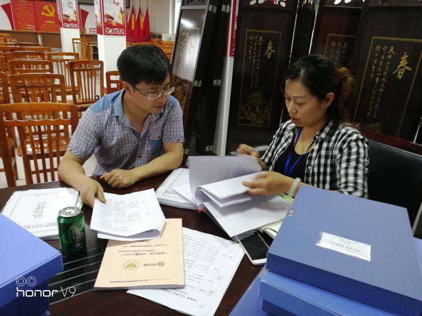 陳部長檢查“最成都 市民課堂”檔案資料并提出建議_副本.jpg