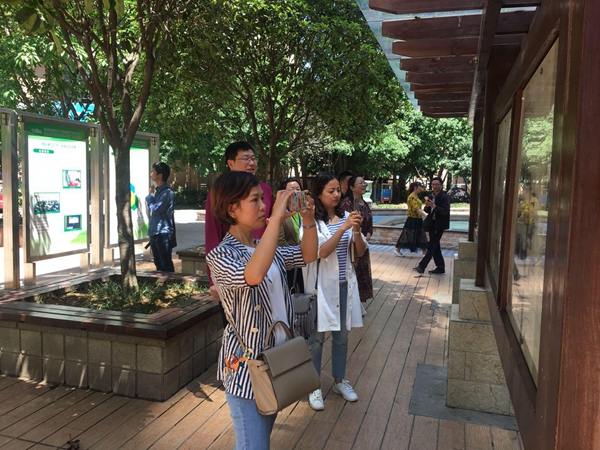 1526290195384322.jpg 考察龍泉街道崇德社區(qū)教育工作站2.jpg