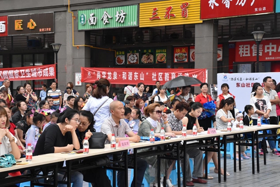 1527128187626424.jpg 評委老師認(rèn)真觀看.jpg