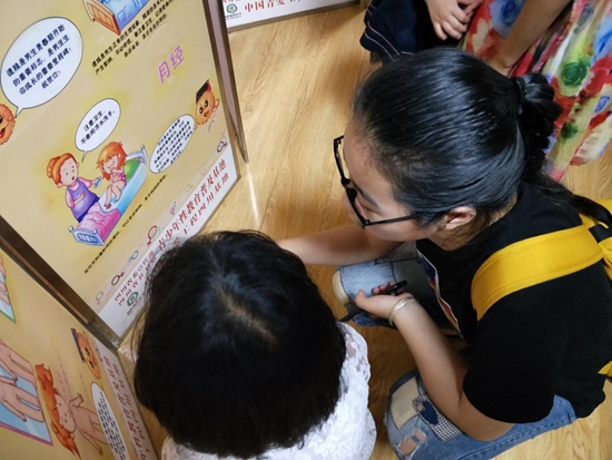 1527130922546732.jpg 專(zhuān)家與孩子們進(jìn)行導(dǎo)學(xué)交流1_副本.jpg