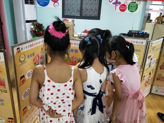 1527130926493911.jpg 專(zhuān)家與孩子們進(jìn)行導(dǎo)學(xué)交流2_副本.jpg