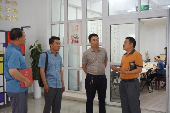 1527210446473082.jpg 區(qū)社區(qū)教育中心相關(guān)負(fù)責(zé)人介紹市民藝術(shù)學(xué)校情況.jpg