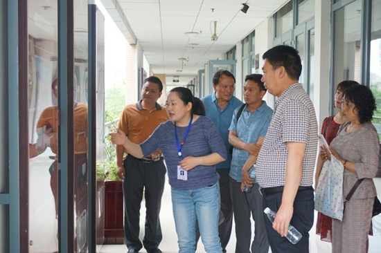 1527210453208482.jpg 崇德社區(qū)教育工作站負(fù)責(zé)人介紹學(xué)習(xí)型團(tuán)隊(duì)建設(shè)情況.jpg